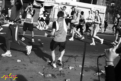 photo ~ runnin' and dancin' ~ 2008-11-02 ~ Manyc Records at New York City Marathon 2008 ~ sputnyc